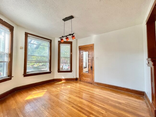 Building Photo - 2923 N Springfield Ave