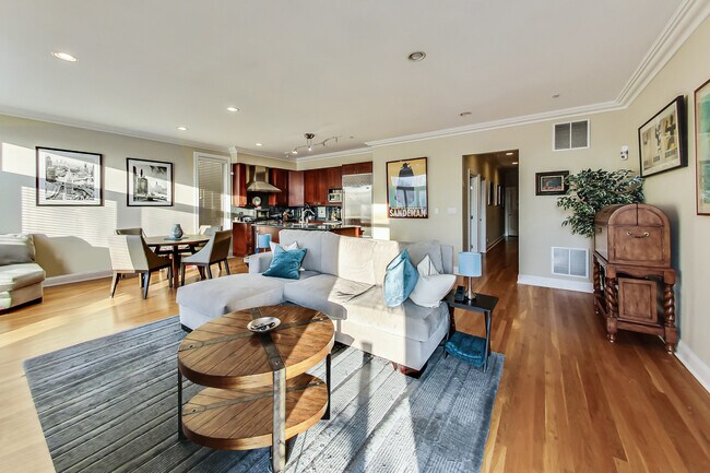 Foto del edificio - 2442 N Southport Ave