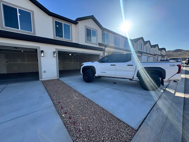 Foto del edificio - Brand New Long Valley Town home!!