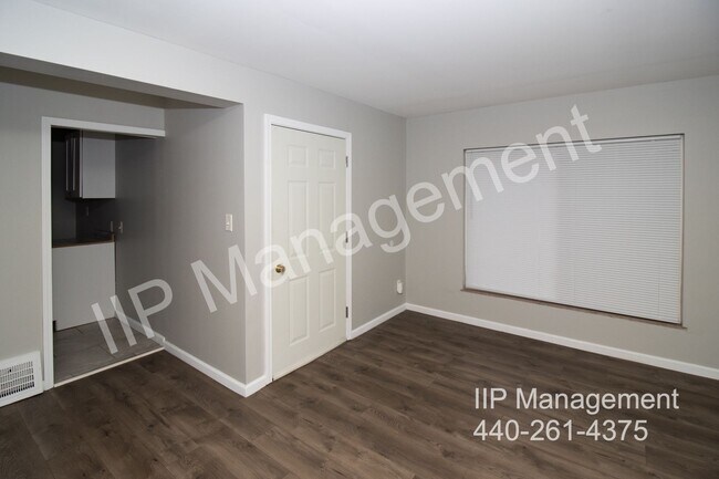 Building Photo - Bright Updated 2BD/1BA DOWN Unit in Lee-Ha...