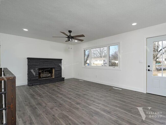 Building Photo - Spacious Renovated 4-Bedroom, 3-Bath Home