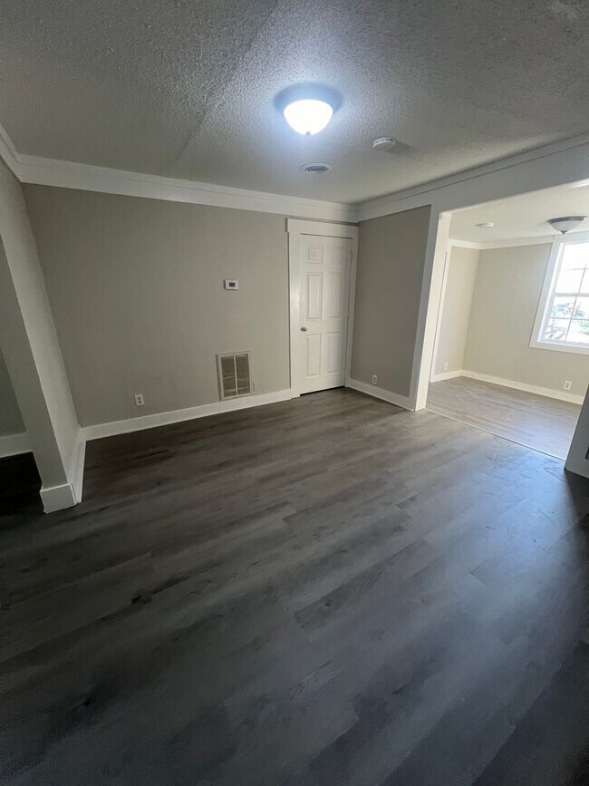 Building Photo - Newly renovated units and common areas!