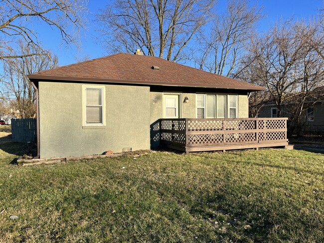 Front has fenced rear yard - 3135 S Keystone Ave