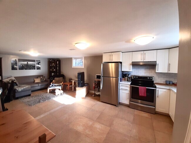 Photo du bâtiment - Unit 2-121 Ridge Street Hamilton Ontario L9A2X4