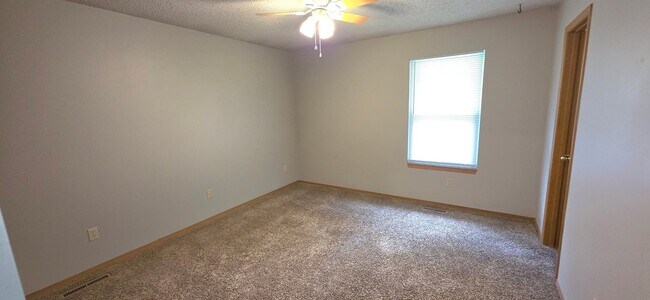 Building Photo - 2 Bedroom 2 Bathroom Duplex! Southwest Springfield! $1050! Kickapoo School District!
