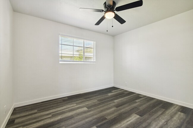 Building Photo - Granada Suites