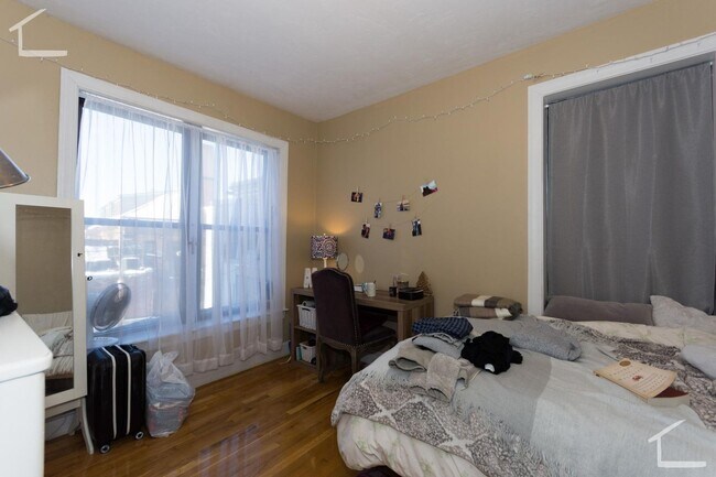 Building Photo - Beautiful 4 bed apartment