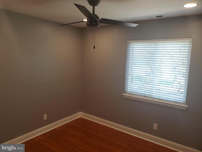 Building Photo - 702 Woodhollow Dr