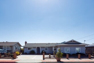 Building Photo - 6255 Cresthaven Dr