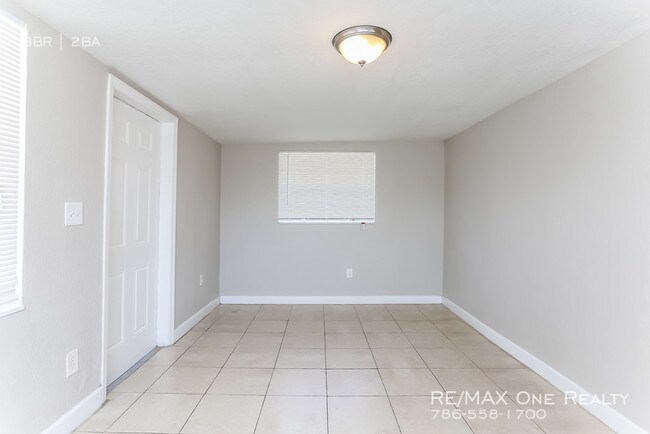 Foto del edificio - 1390 NW 200th St