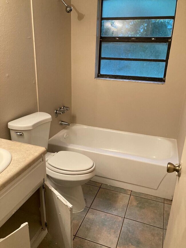 Foto del edificio - 9415 n 13th st