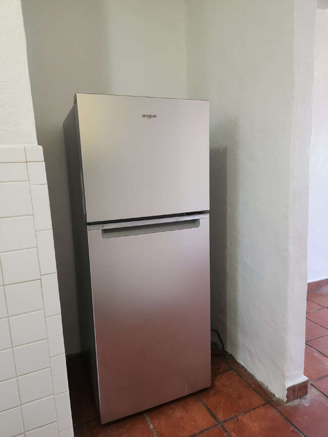 Building Photo - Available 2 bed 1 bath with large private ...