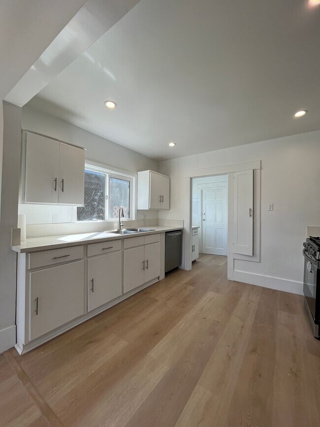 Foto del edificio - 2+1 w/all appliances + garage in central L...