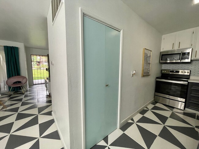 Building Photo - AVAILABLE NOW 1 Bedroom 1 Bathroom Palm Sp...