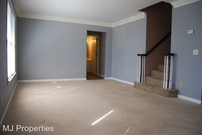 Building Photo - 3013 Live Oak Ln SW