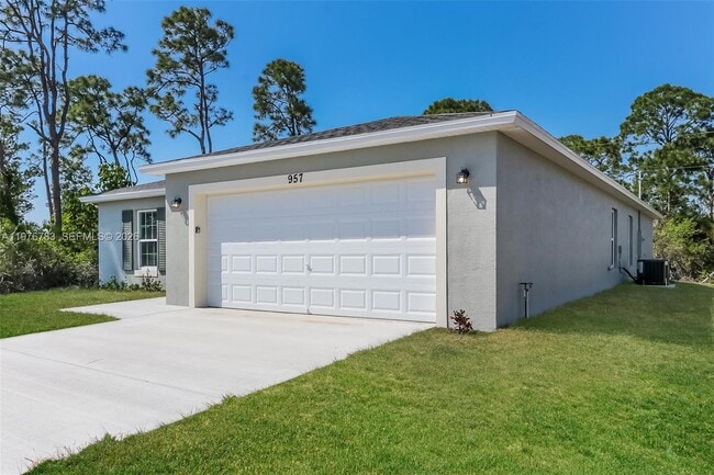 Building Photo - 957 SE Caravan Ave