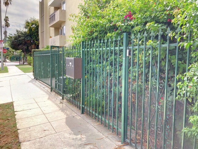 Building Photo - 1311 N Mansfield Ave