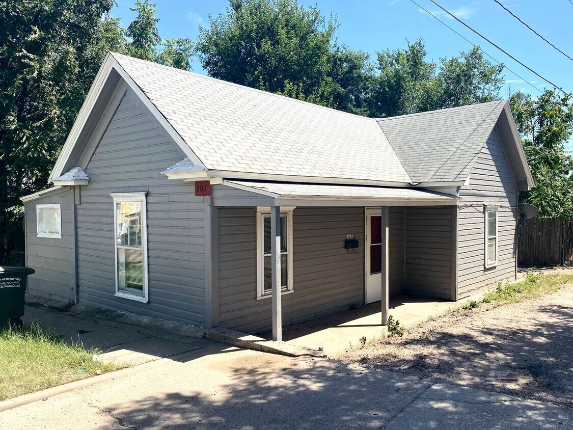 307 E Elm St, Dodge City, KS 67801 House Rental in Dodge City, KS