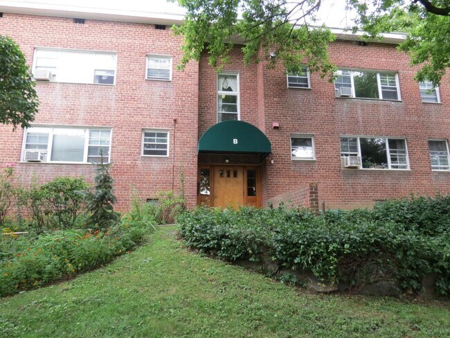 Foto del edificio - 100 Theodore Fremd Ave