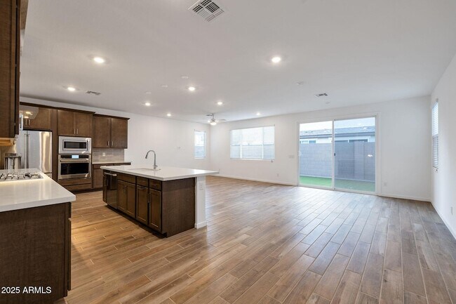 Foto del edificio - 2468 W Rowel Rd