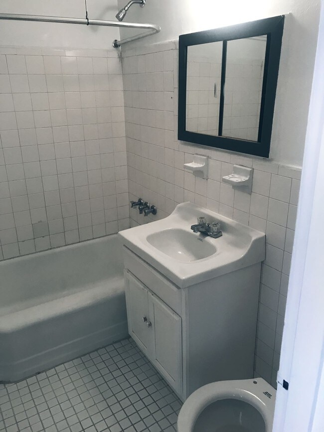 Building Photo - 10-40 Neilson St