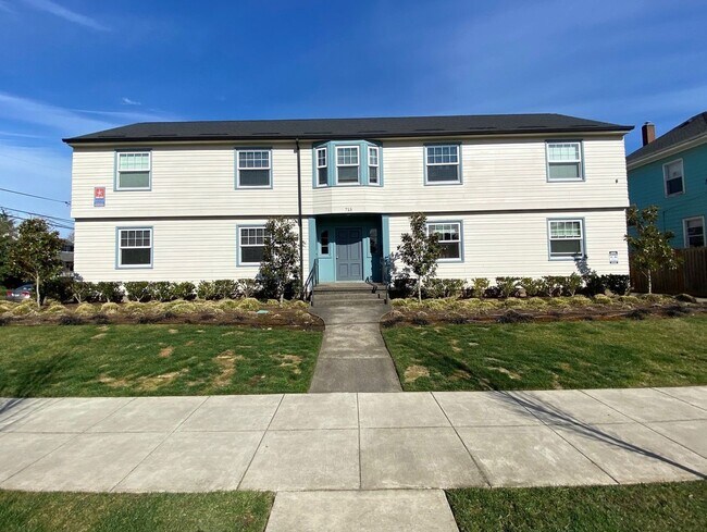 Building Photo - Large / Modern 1 Bedroom w/ Private Baseme...