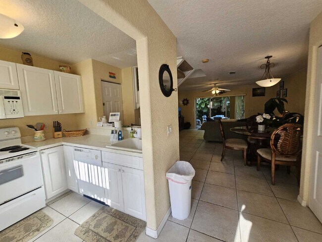 Foto del edificio - Available Feb. 1st, 2026! Charming Cape Canaveral Townhouse: 2 Bed, 2.5 Bath Retreat with 1,120 S...