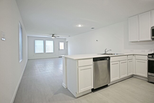 Building Photo - 2415 Shady Grv