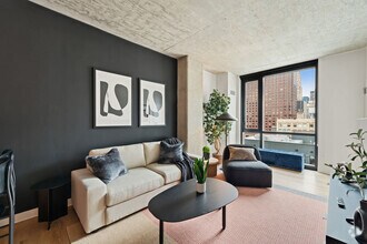 Building Photo - 633 S LaSalle St