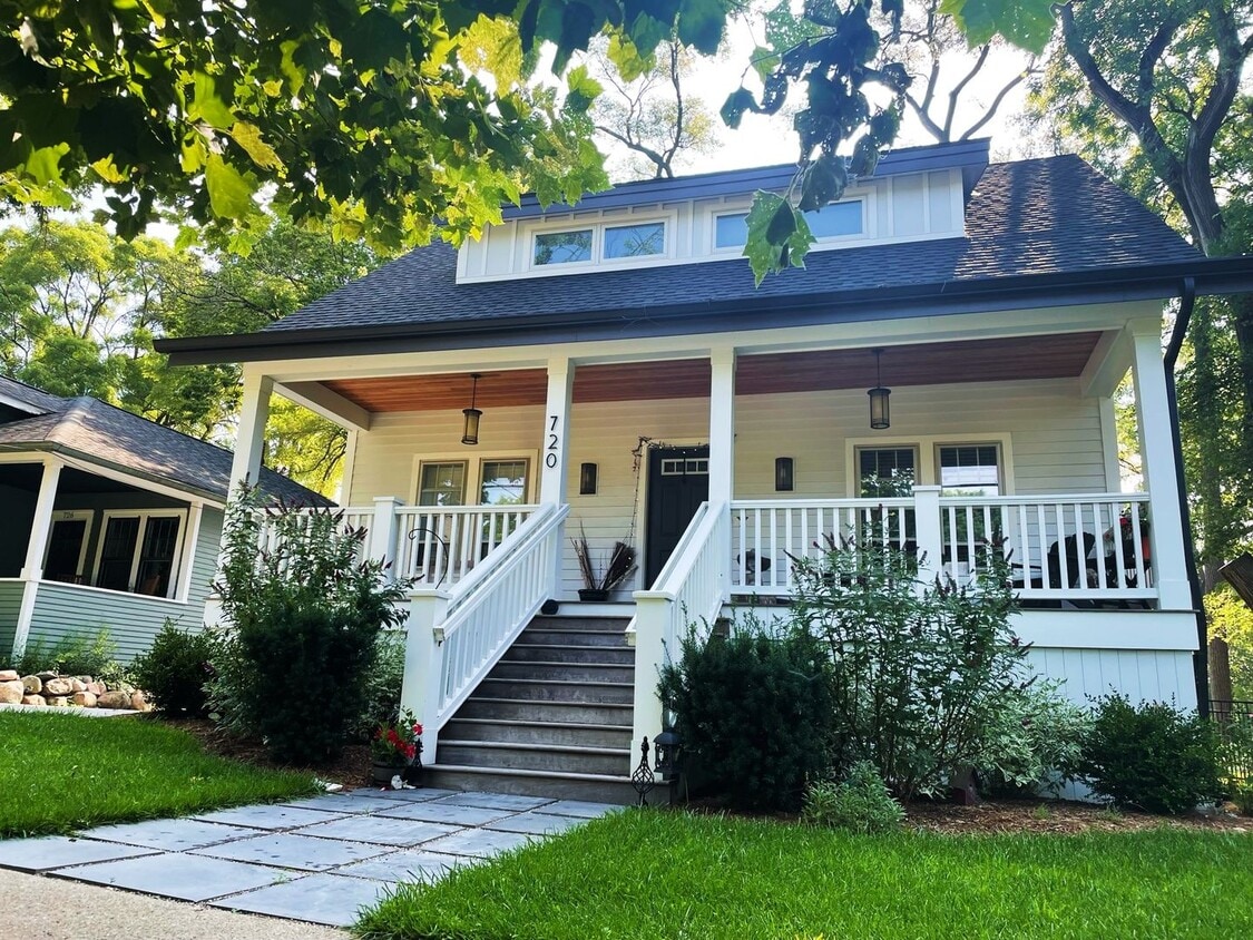 Primary Photo - Beautiful Modern Four Bedroom Home! - Newl...