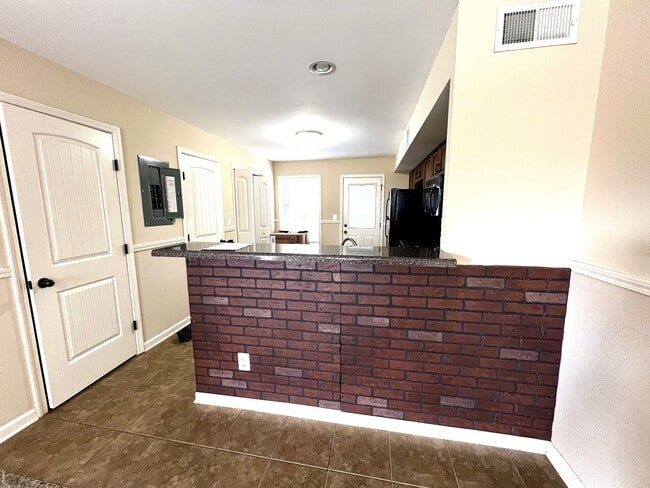 Building Photo - 2 Bedroom 1.5 Bath Townhome
