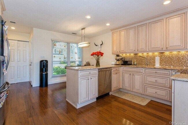 Foto del edificio - 100 Baker Ct