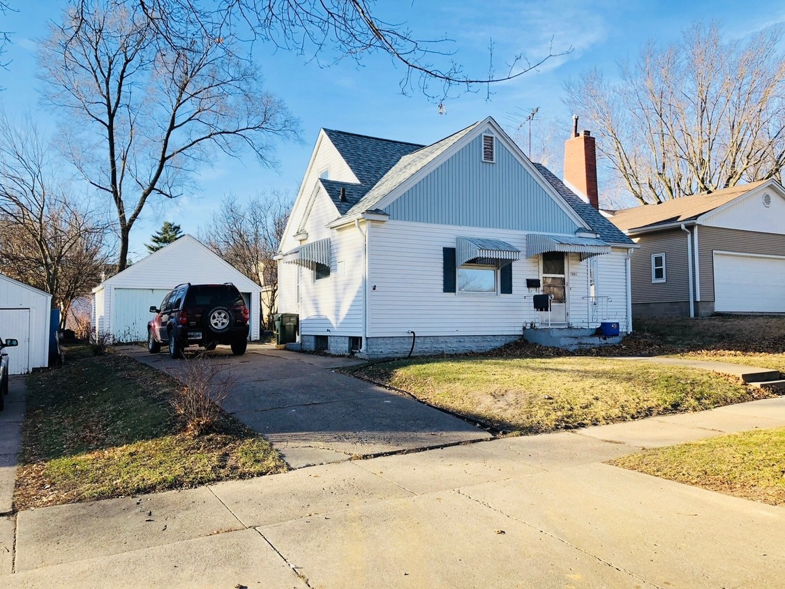 1901 Iowa St, Cedar Falls, IA 50613 House Rental in Cedar Falls, IA
