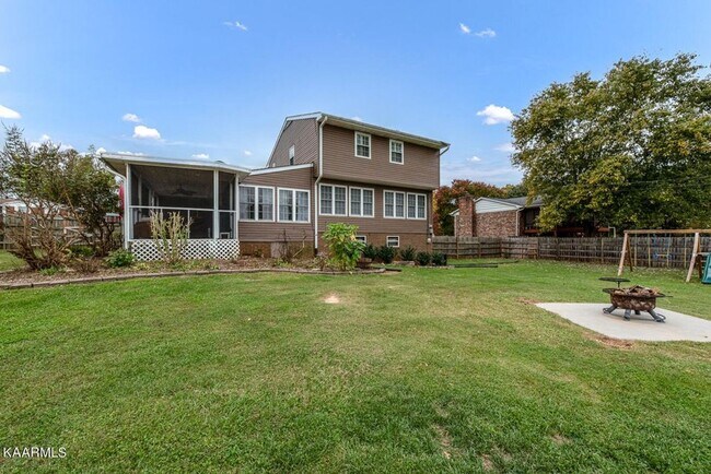 Building Photo - Maryville 37804 - 4 bedroom, 3.5 bath home...