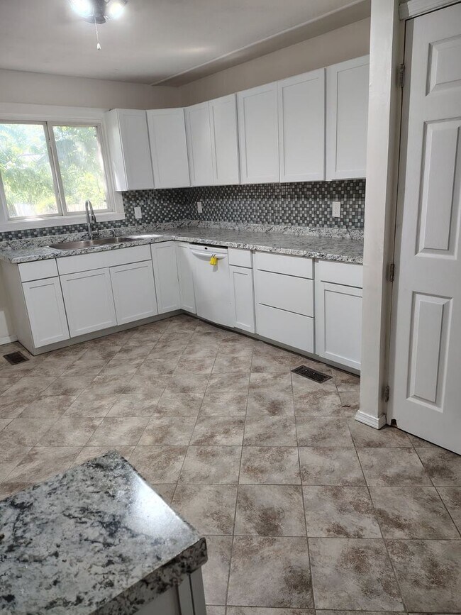 Foto del edificio - **Available Now...Never Have to Move Again! Don’t Miss Out…This Home Will Go Fast!**