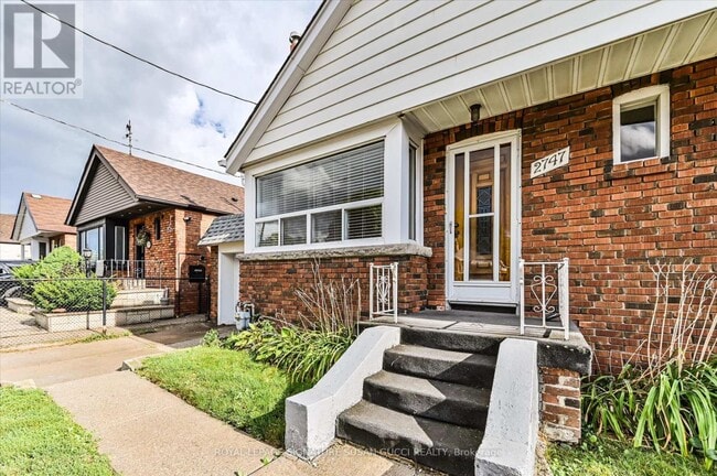 Building Photo - 2747 St Clair Ave E