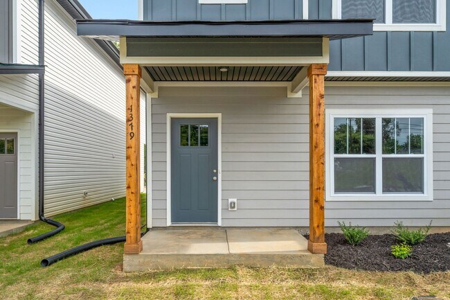 Foto del edificio - **COMING SOON** Spacious 3 Bedroom, 2.5 Bath Single-Family Homes — Nashville Style in Clarksville