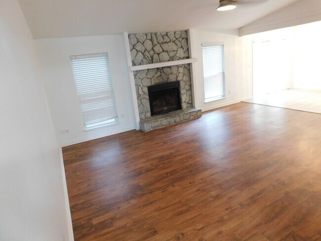 Building Photo - "Charming 3-Bed Oasis with Cozy Fireplace in Mount Pleasant"