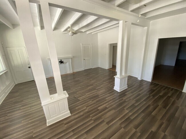 Building Photo - Large 1 bedroom 1.5 bath