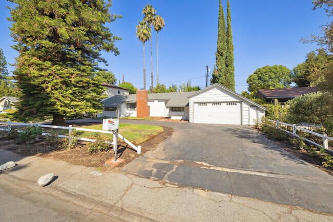 Foto del edificio - 23265 Leonora Dr