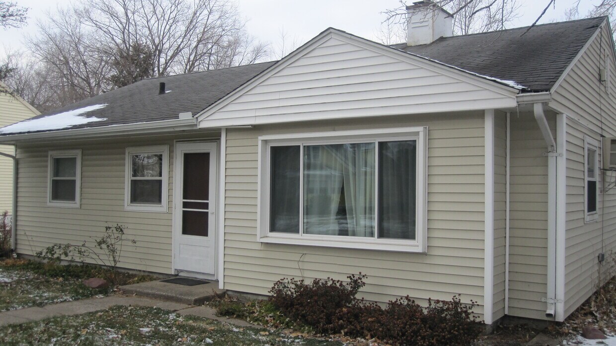 Primary Photo - 320 W Benton St