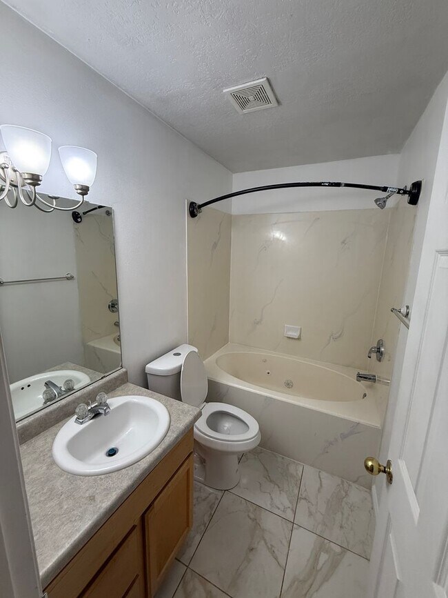 Foto del edificio - Beautiful 6 bedroom home!