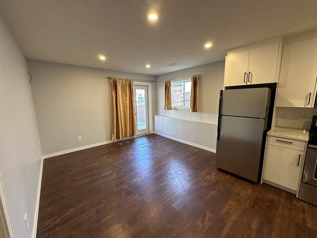 Photo du bâtiment - Cozy 1 Bdrm/1 Bathroom Basement Suite with...