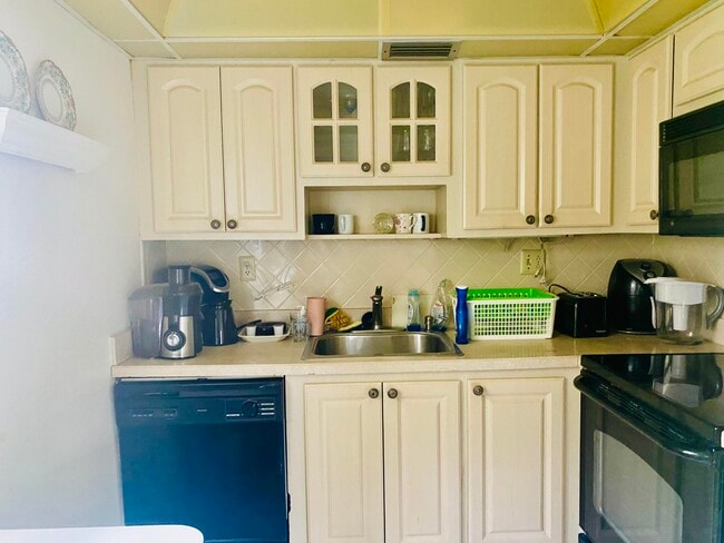 Building Photo - 441 Burgundy N