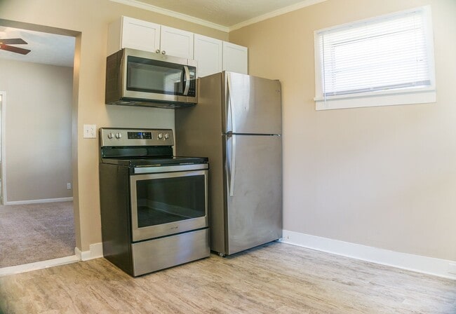 Foto del edificio - 5 Bedroom House Available!