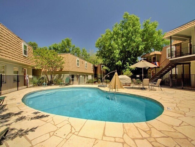 Building Photo - 1500 East Side Dr