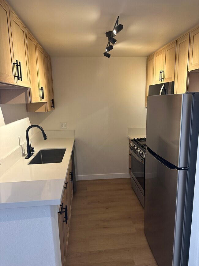 Foto del edificio - 1337 South Bundy Drive