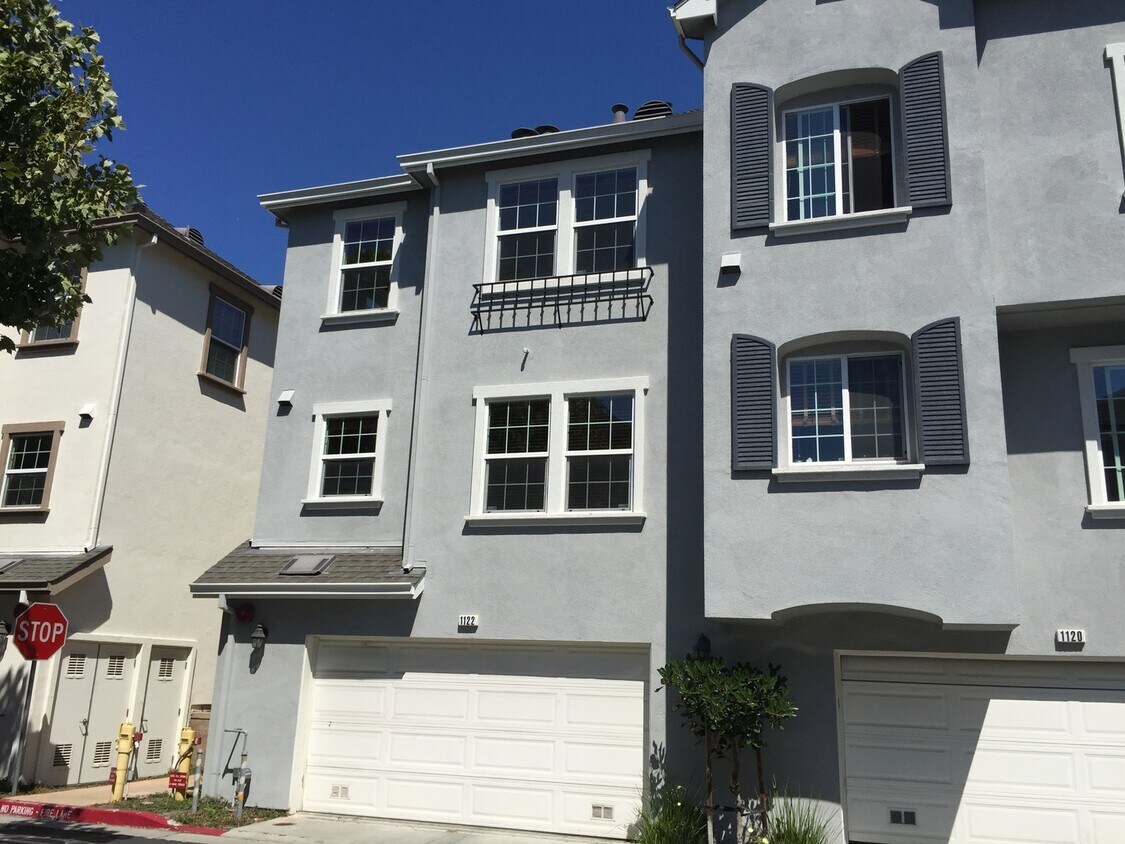 Foto principal - Beautiful 3 Bedroom 2.5 Bath Townhouse Wit...
