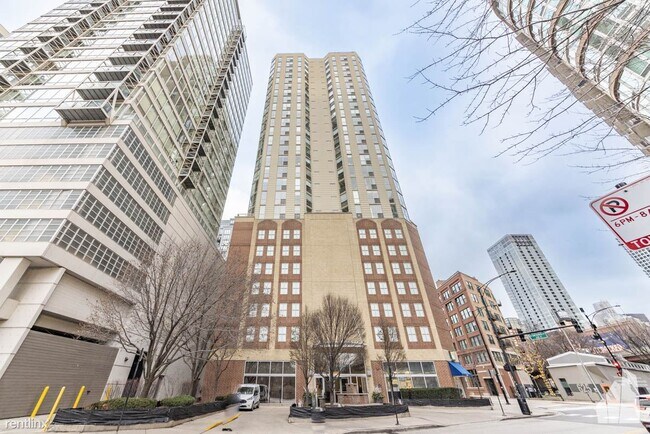 Building Photo - 1 br, 1.5 bath Condo - 645 N Kingsbury St ...