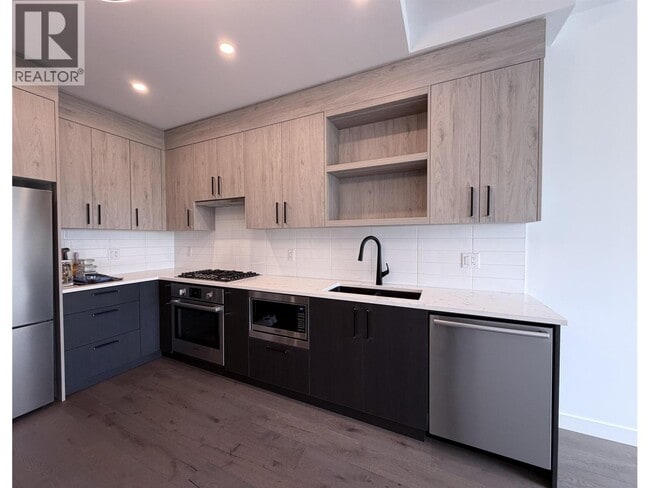 Building Photo - 6859 Cambie St.